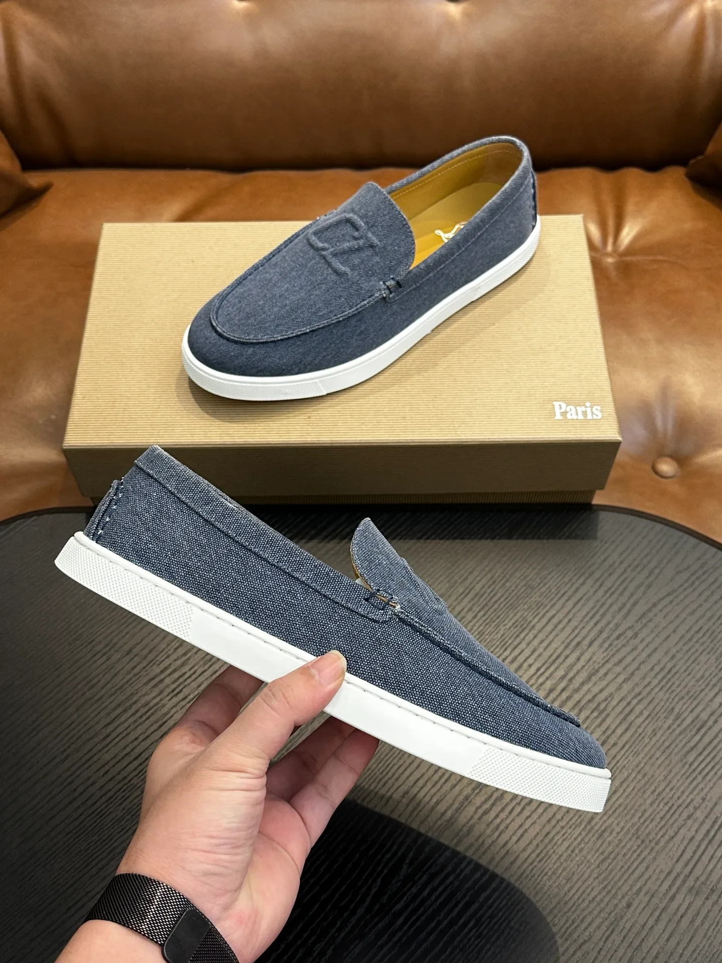 P760💰Christian Louboutin (red-soled shoes) Italian men’s casual sneakers are shipped! Each pair of shoes from this Italian handmade shoe brand has a simple and classic design, which is very comfortable and versatile! The upper fabric of this shoe is made of imported cowhide, with high-end and comfortable cowhide lining! The outsole is made of original rubber bottom sheets and is lined with cowhide! Brand-specific molded footbed, exclusive private mold control! Original box packaging, with shoe storage bag! 39 40 41 42 43 44 (38 45 46 customized)